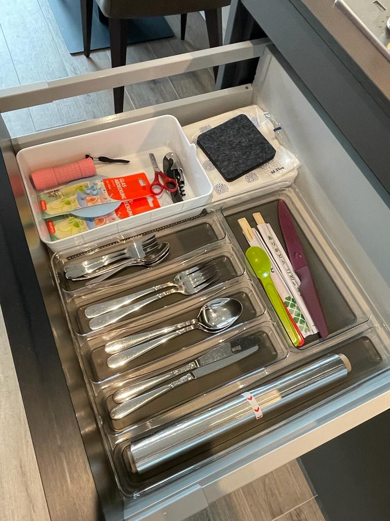 Complete cutlery drawer, fully stocked