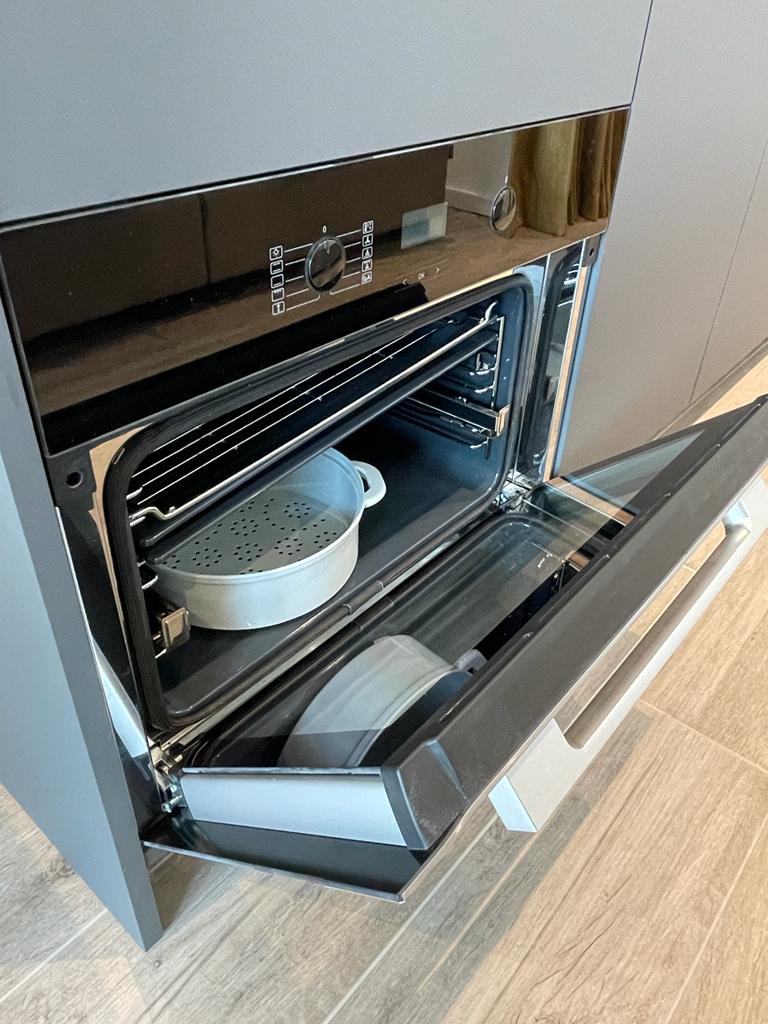 Built-in oven with steamer insert
